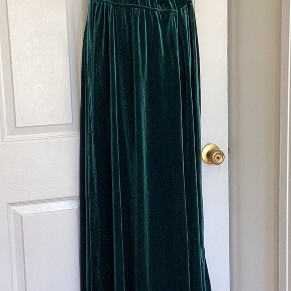 Elegant Green Velvet Wrap Dress - Picture 2 of 4